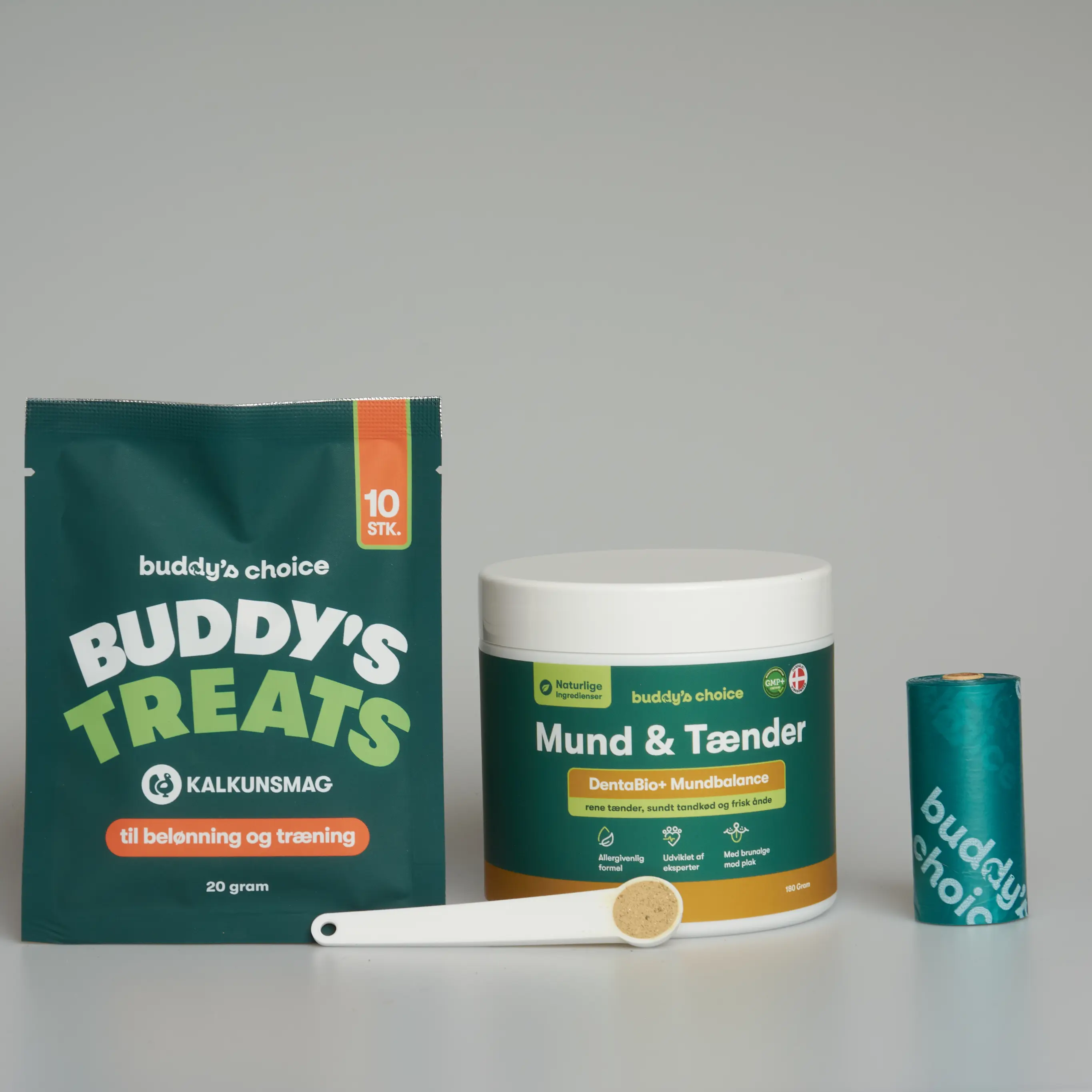 Grøn Buddy's treats-pose, Mund & Tænder tandplejebøtte, måleske med pulver og rulle til kæledyr på neutral baggrund