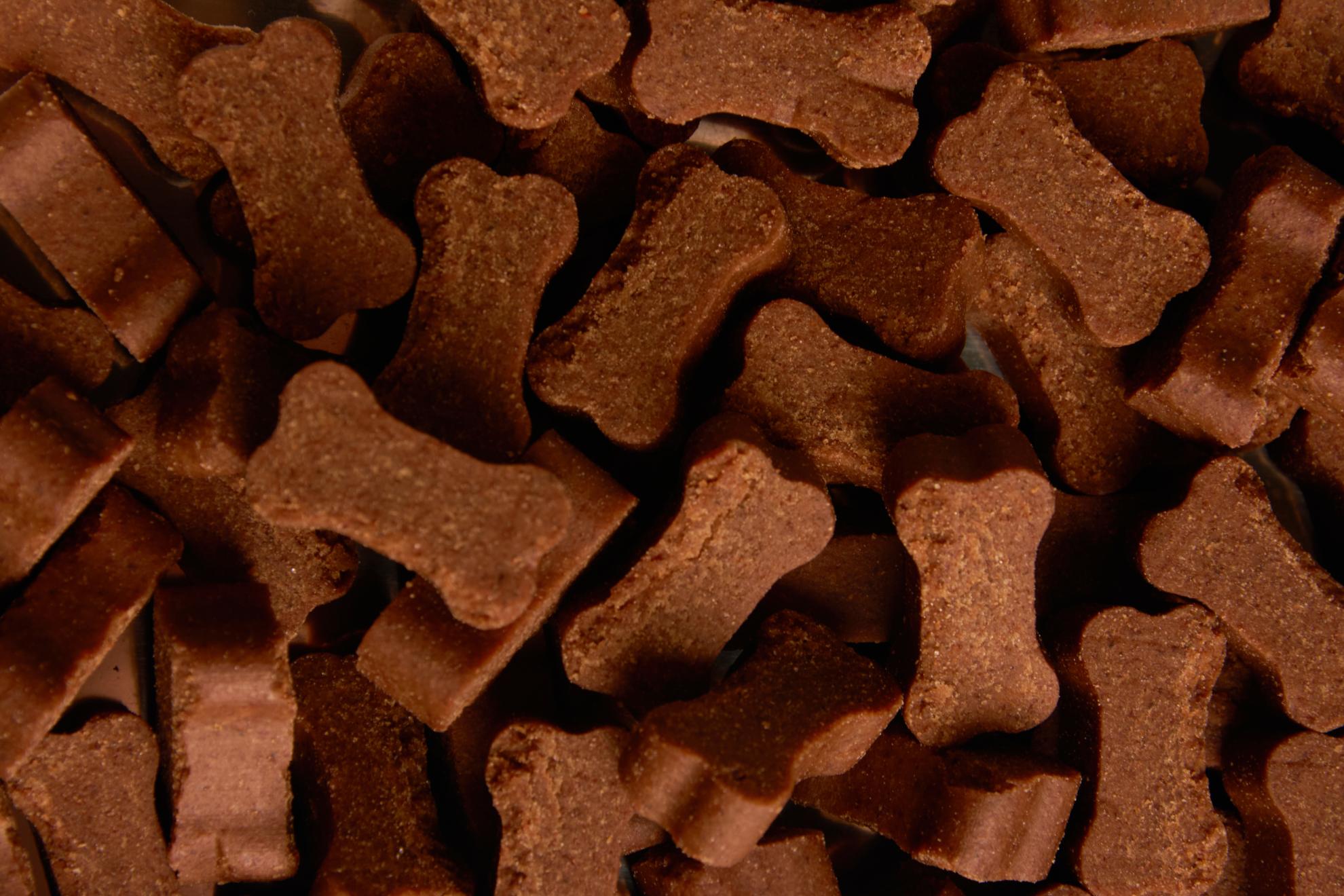 Tætpakkede brune hundegodbidder formet som små knogler