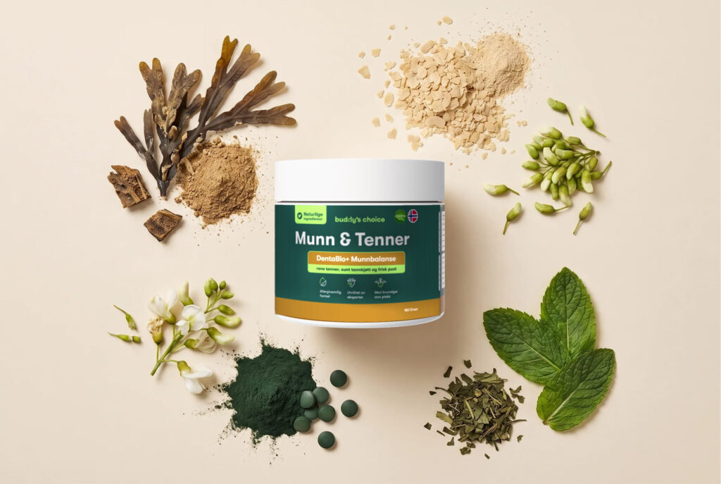 Mund & Tænder krukke omgivet af naturlige ingredienser: alger, pulver, grønne tabletter, blomster og mynteblade